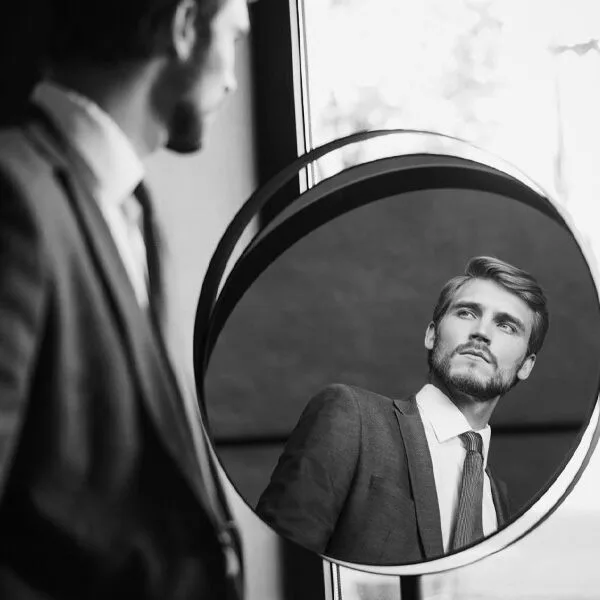 agente inmobiliario mirándose al espejo con Ego