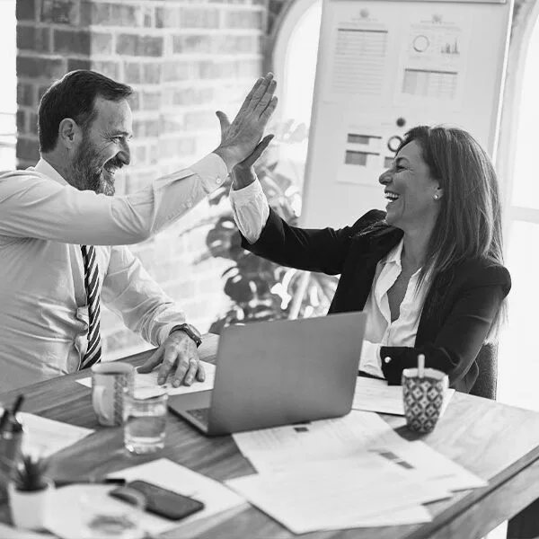 humildad en el sector inmobiliario festejando triunfo con compañera