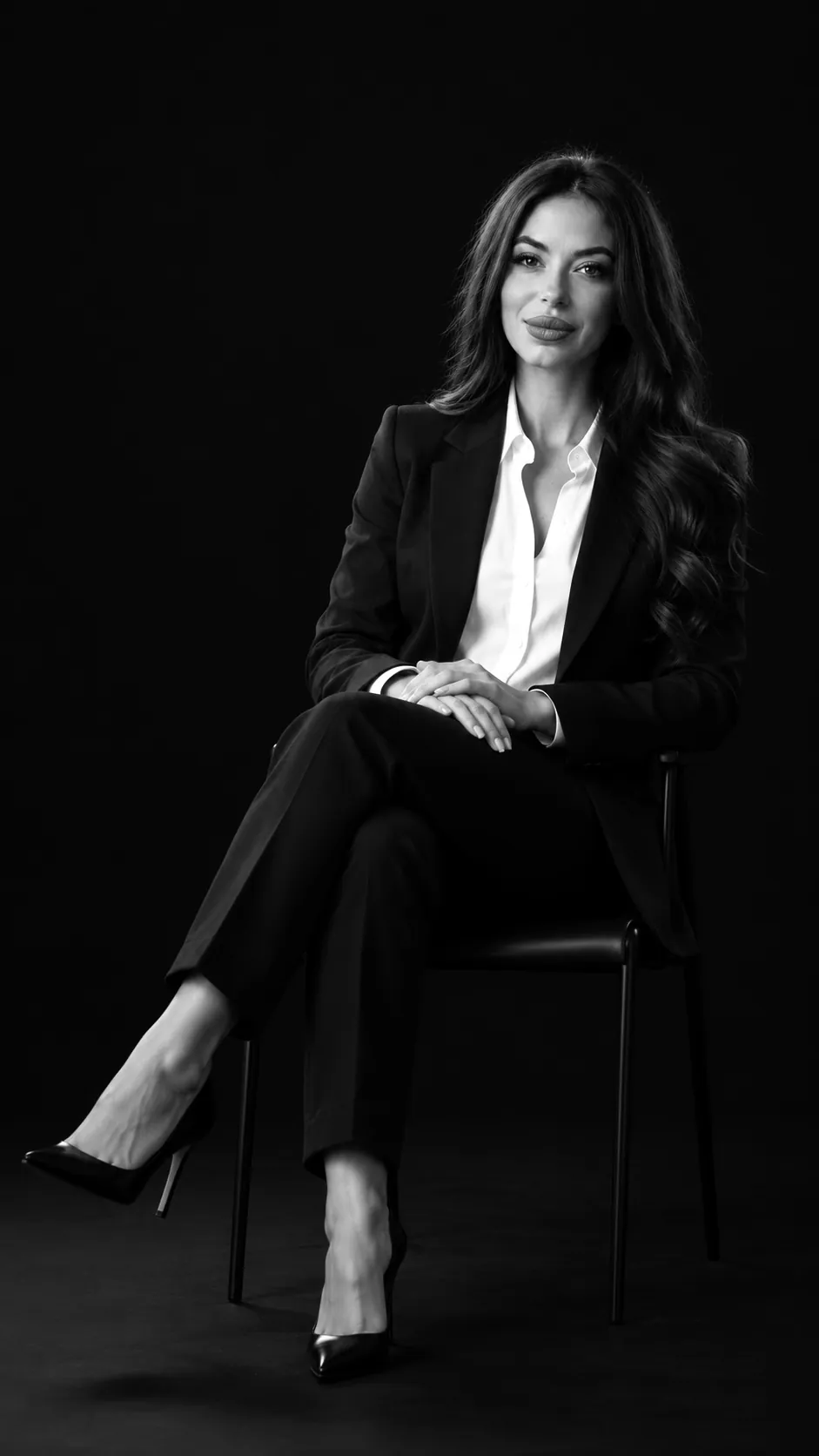Samantha del Castillo sentada, retrato en blanco y negro