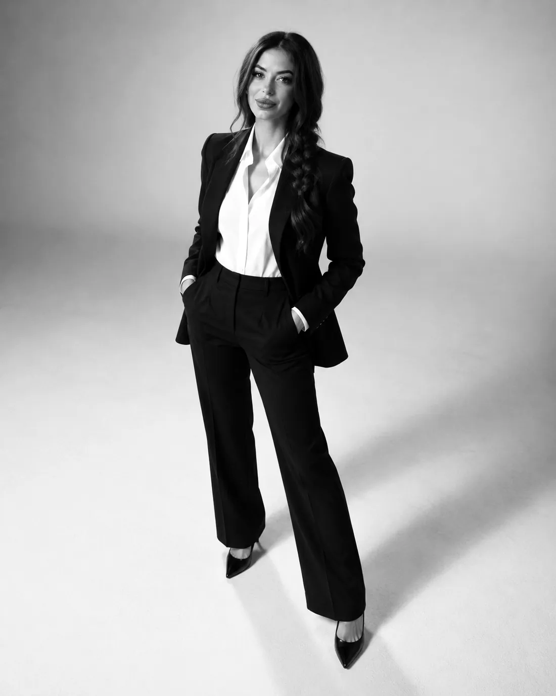 Samantha del Castillo de pie, con las manos en los bolsillos