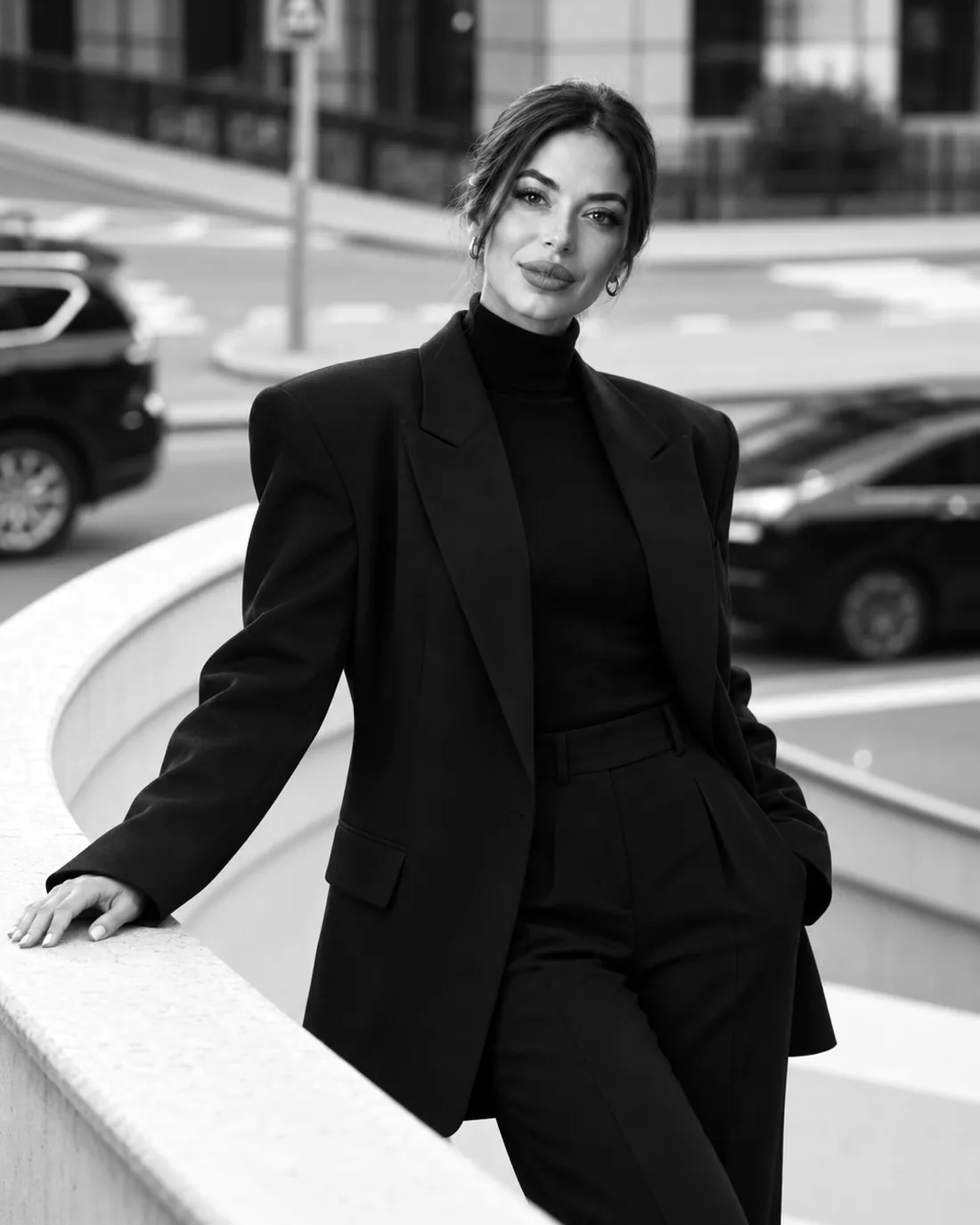 Samantha del Castillo en la calle, apoyada en un muro